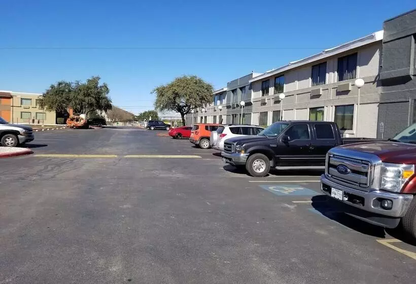 Hotelli Travelodge By Wyndham San Antonio Downtown Northeast