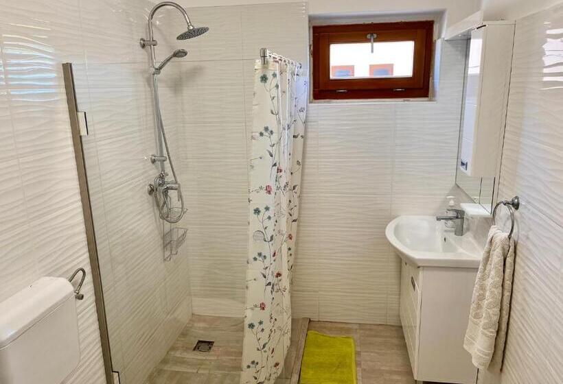 بنسيون Borbarátok Vendègház