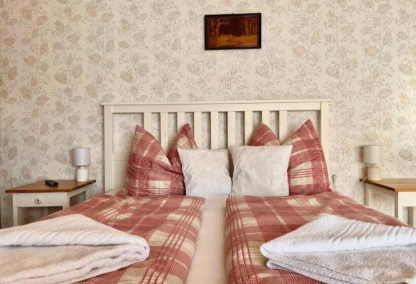 بنسيون Borbarátok Vendègház