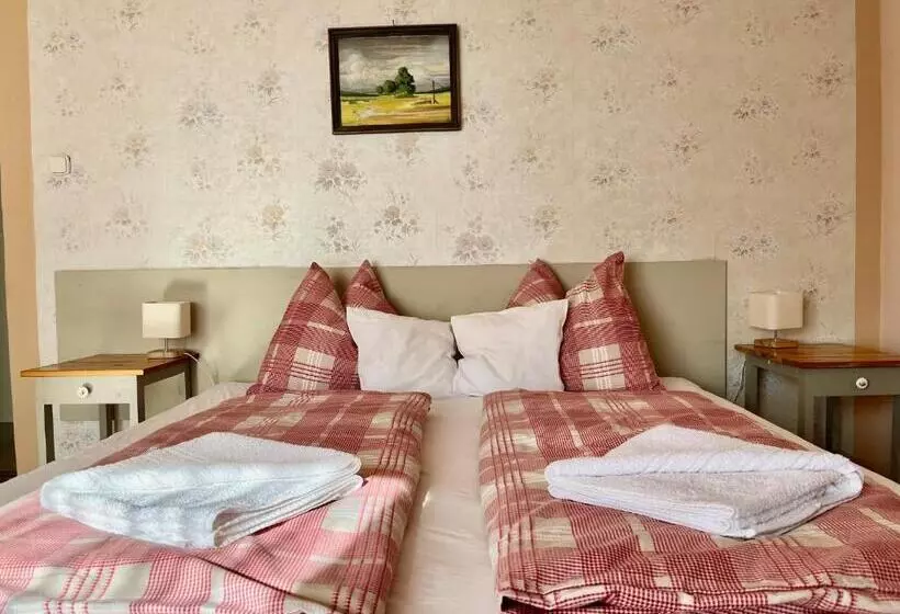 پانسیون Borbarátok Vendègház