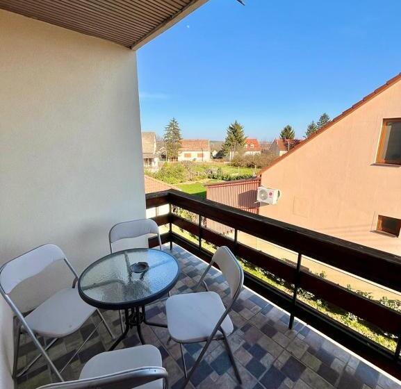 بنسيون Borbarátok Vendègház