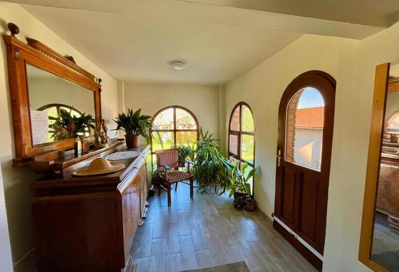 بنسيون Borbarátok Vendègház