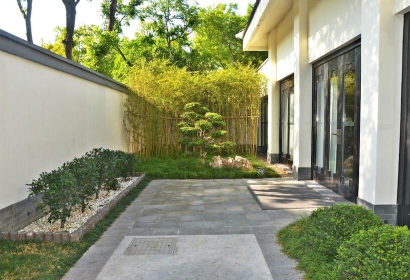 בית מלון כפרי Slender West Lake Hot Spring Resort