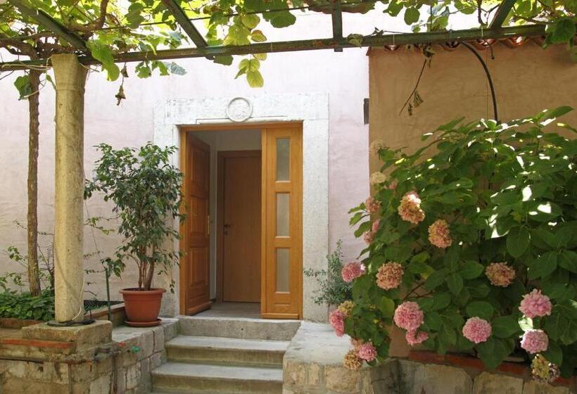 Majatalo Hortenzia House