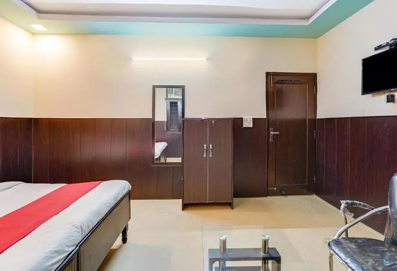 Hotelli Oyo Flagship 77036 Golden Divine Inn