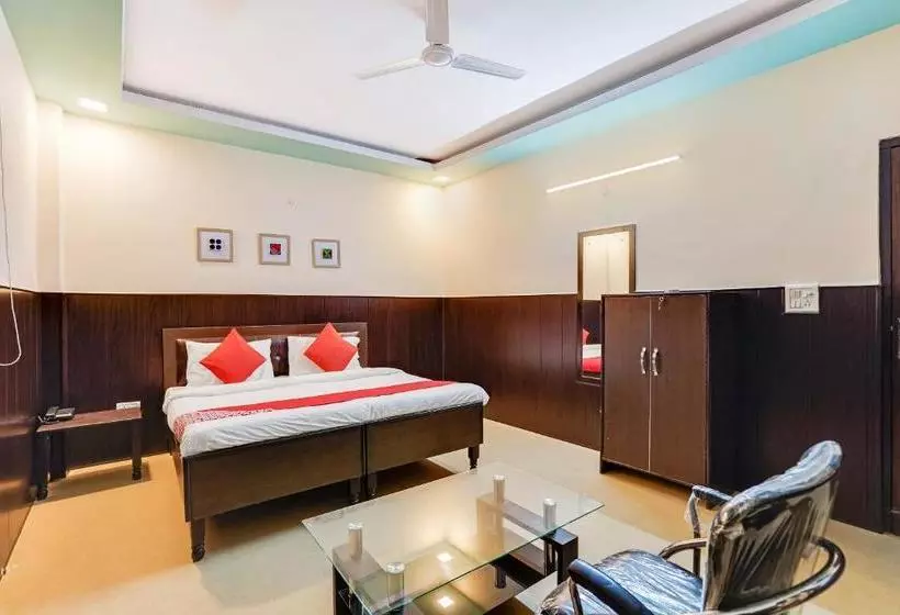 Hotelli Oyo Flagship 77036 Golden Divine Inn