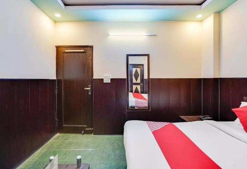 Hotelli Oyo Flagship 77036 Golden Divine Inn