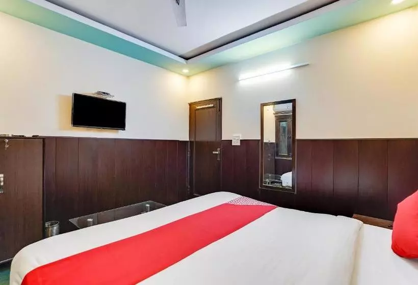 Hotelli Oyo Flagship 77036 Golden Divine Inn