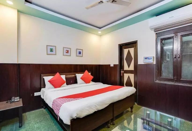 Hotelli Oyo Flagship 77036 Golden Divine Inn