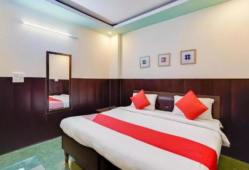 Hotelli Oyo Flagship 77036 Golden Divine Inn