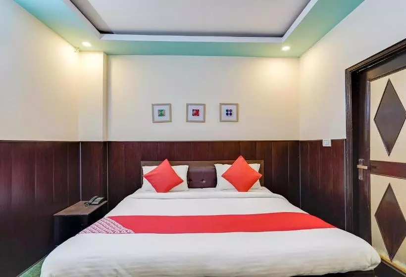 Hotelli Oyo Flagship 77036 Golden Divine Inn