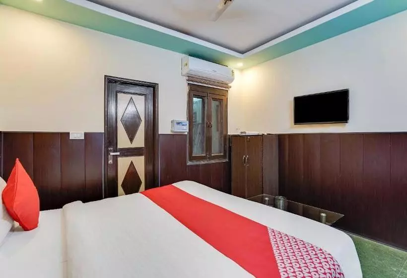 Hotelli Oyo Flagship 77036 Golden Divine Inn