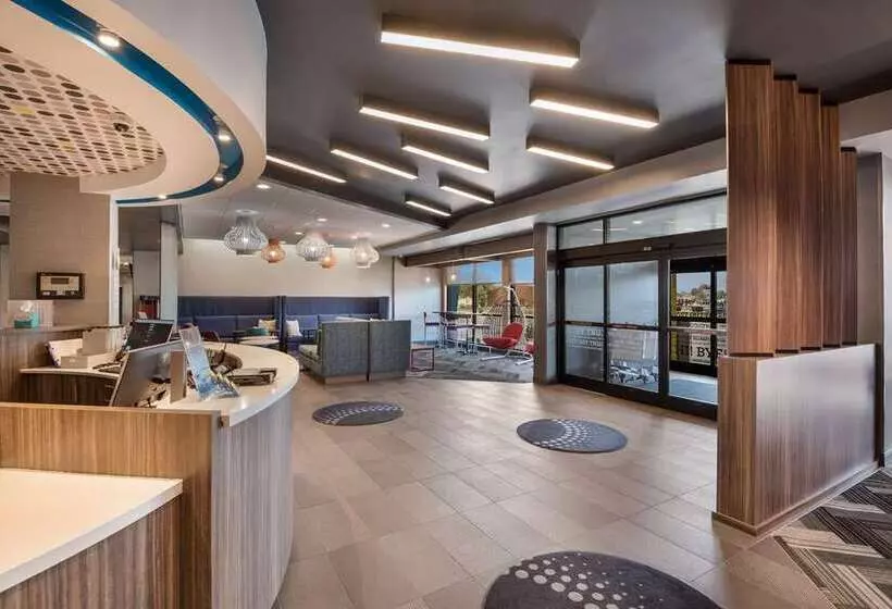 هتل Tru By Hilton Warsaw