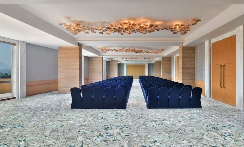 هتل Courtyard By Marriott Nashik