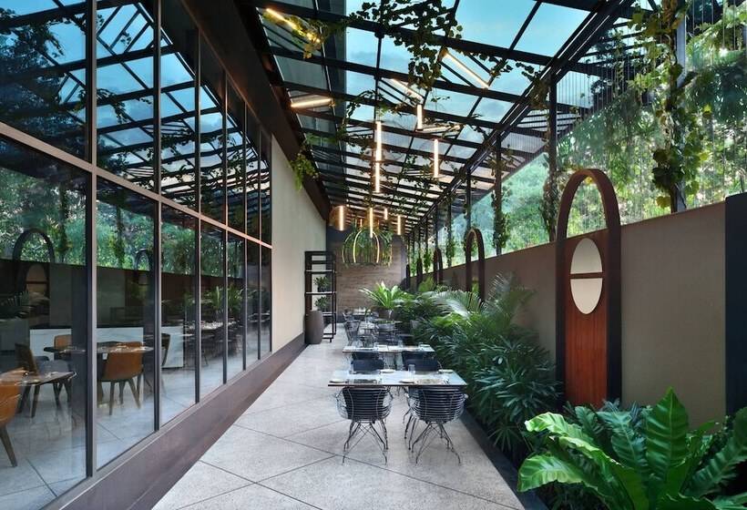 هتل Courtyard By Marriott Nashik