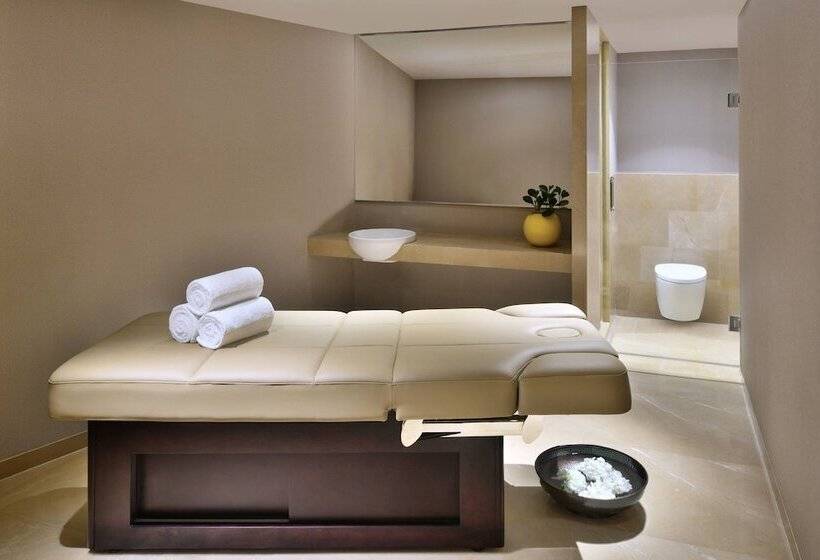 هتل Courtyard By Marriott Nashik