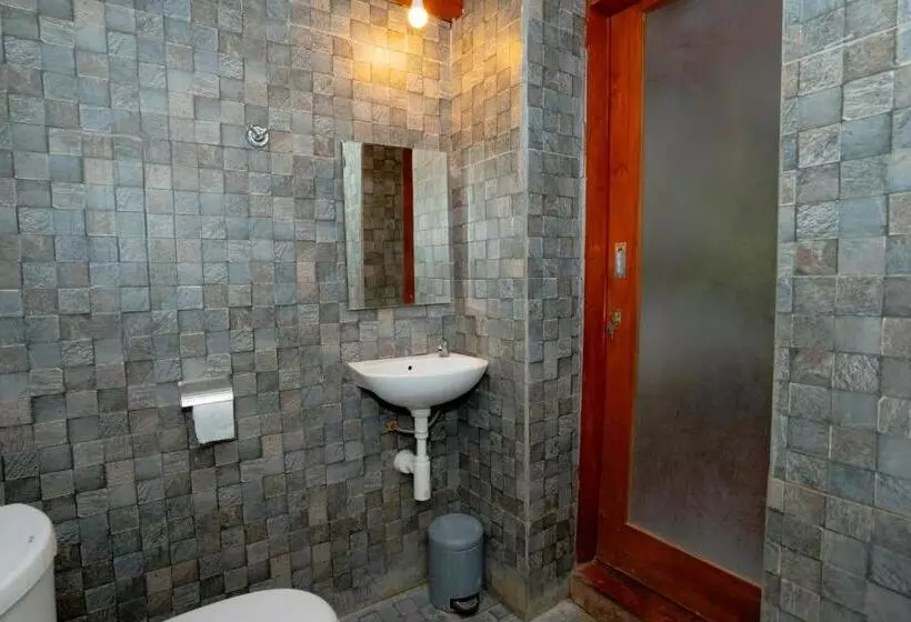 Hotelli Reddoorz Syariah Near Lombok Epicentrum Mall