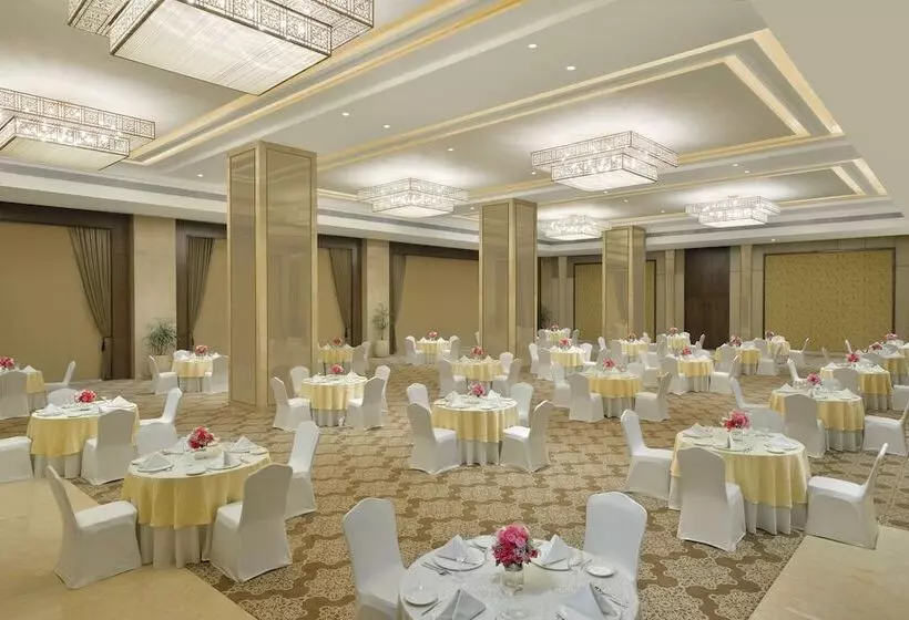 هتل Taj Skyline Ahmedabad
