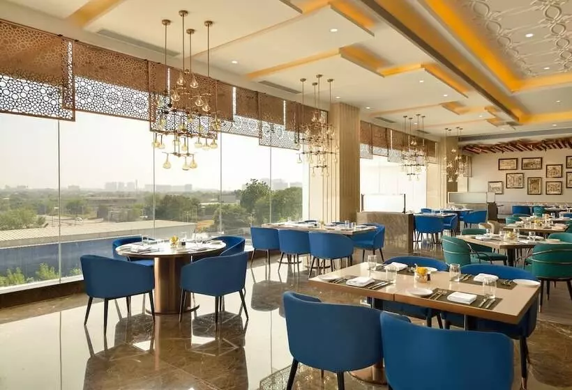 هتل Taj Skyline Ahmedabad