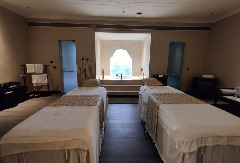 בית מלון כפרי Taj Skyline Ahmedabad