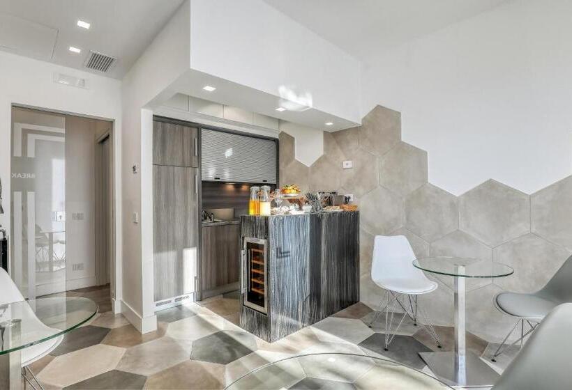 پانسیون Gallery Suite