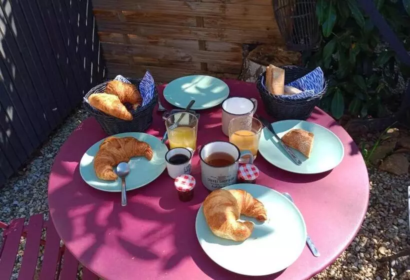 ペンション Studio De Jardin Le Temps D Une Pause Jusqu à 4 Personnes En Face Du Beaujolais   Climatisation Et B