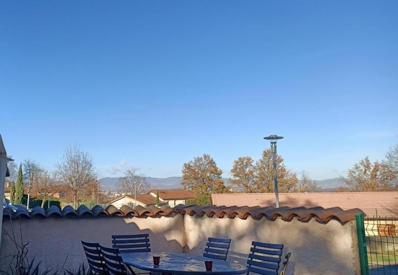 Пансион Studio De Jardin Le Temps D Une Pause Jusqu à 4 Personnes En Face Du Beaujolais   Climatisation Et B