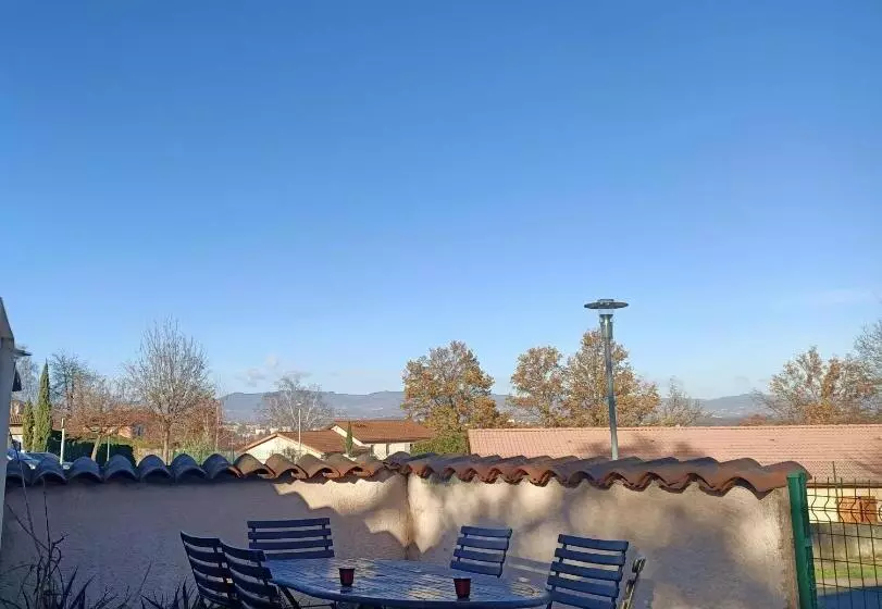 ペンション Studio De Jardin Le Temps D Une Pause Jusqu à 4 Personnes En Face Du Beaujolais   Climatisation Et B