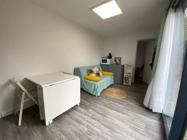 ペンション Studio De Jardin Le Temps D Une Pause Jusqu à 4 Personnes En Face Du Beaujolais   Climatisation Et B