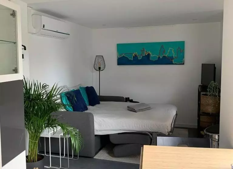 ベッドアンドブレックファースト Studio Triple B