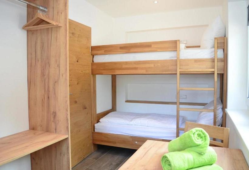 ユースホステル Longastubn