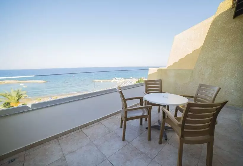 Myroandrou Beach Hotel Apartments