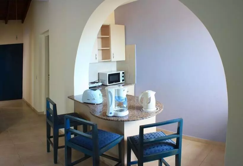 Myroandrou Beach Hotel Apartments