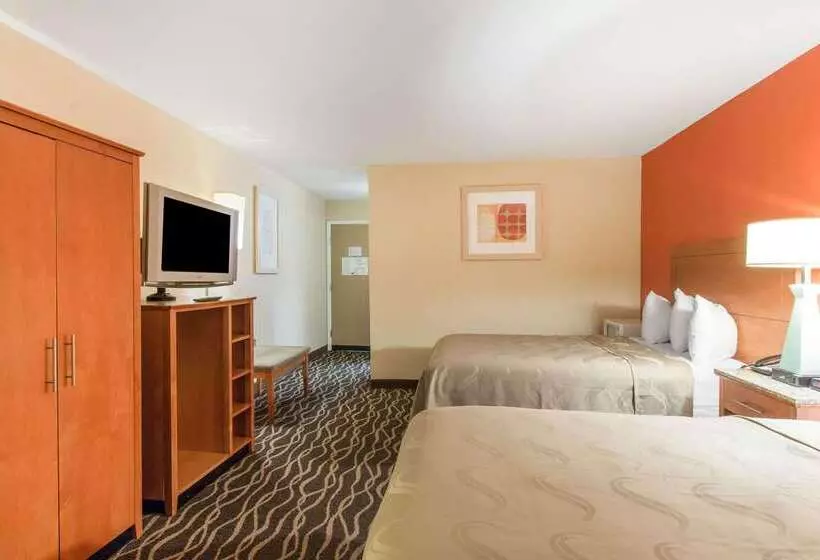 בית מלון כפרי Quality Inn & Suites I 35 Near Frost Bank Center