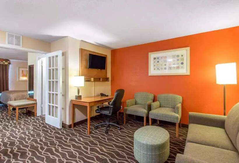 בית מלון כפרי Quality Inn & Suites I 35 Near Frost Bank Center