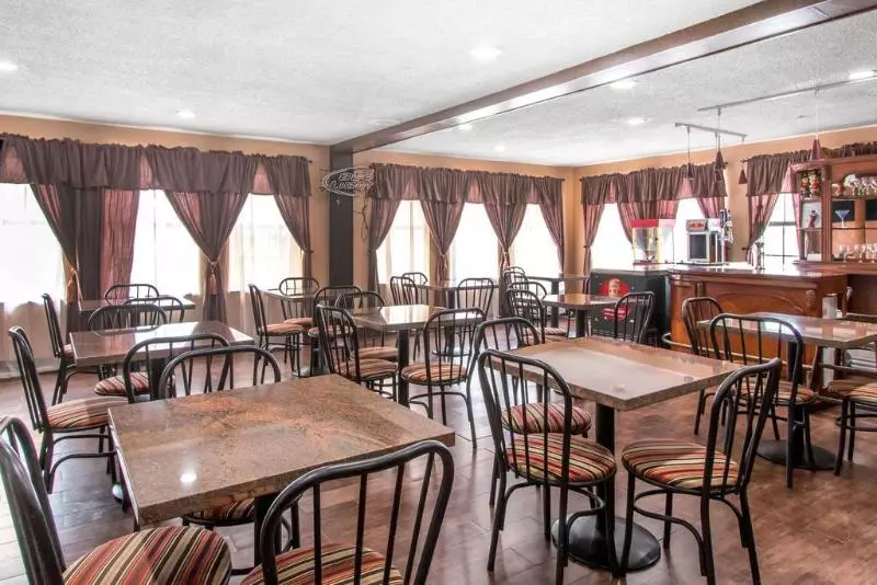 בית מלון כפרי Quality Inn & Suites I 35 Near Frost Bank Center