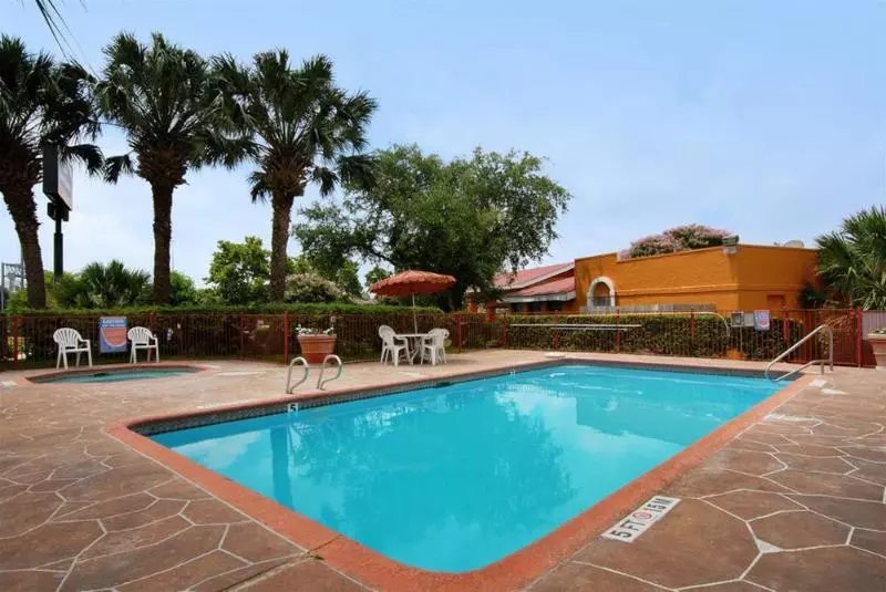 בית מלון כפרי Quality Inn & Suites I 35 Near Frost Bank Center