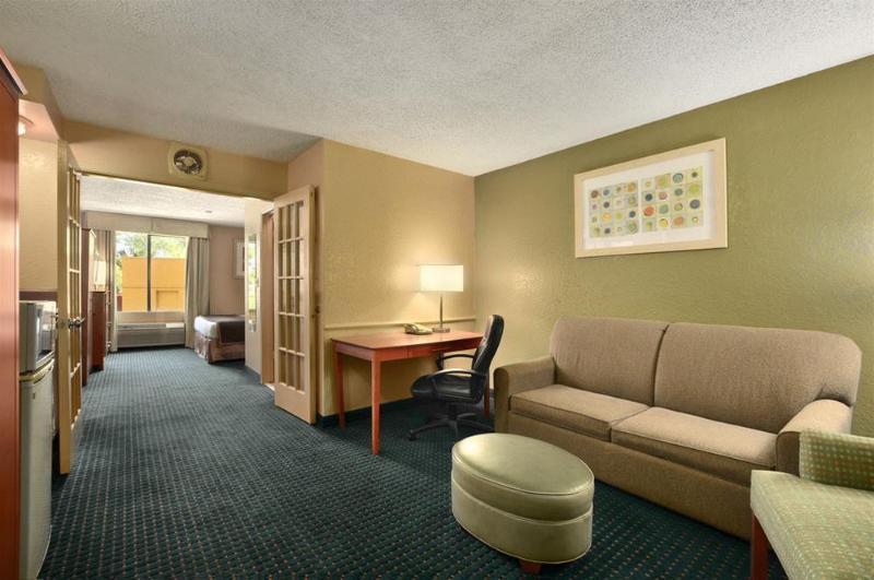 هتل Quality Inn & Suites I 35 Near Frost Bank Center