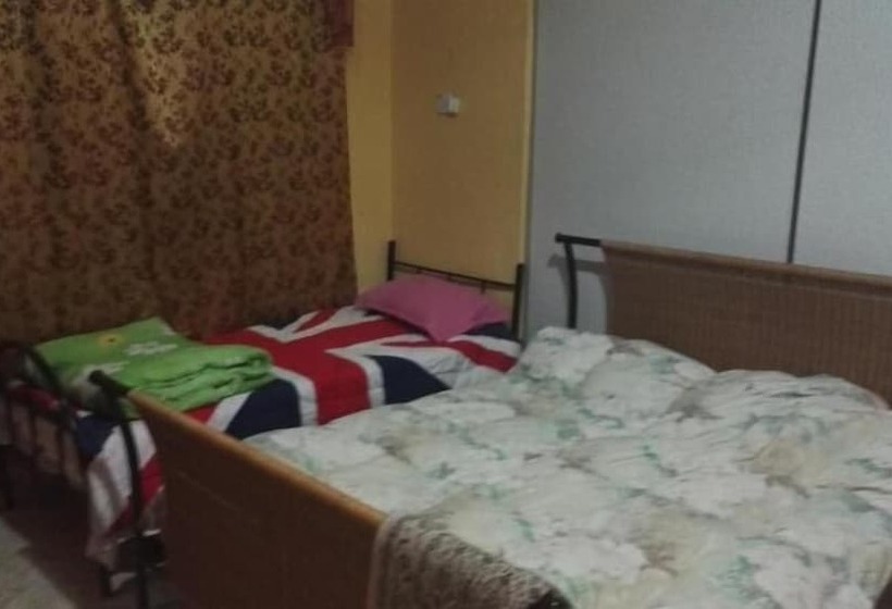 בית מלון כפרי Nur Ainur Inn