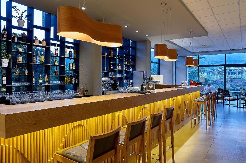 Отель Sirens Beach & Village