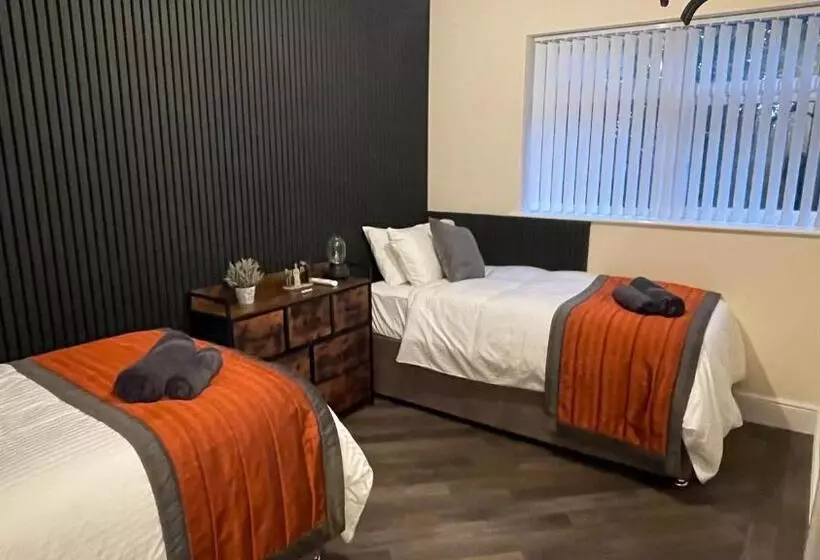 پانسیون Anfield Place To Stay