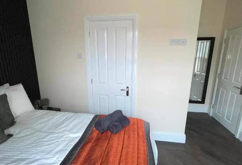 پانسیون Anfield Place To Stay