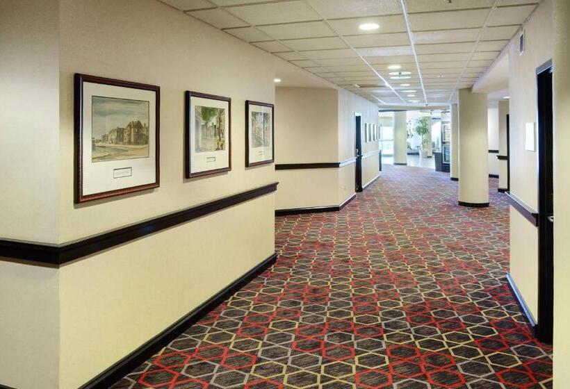 هتل Four Points By Sheraton Halifax