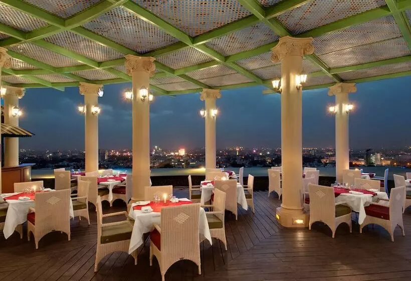 호텔 The Residency Towers