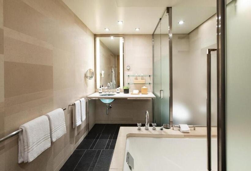 Four Seasons Hotel Tokyo At Marunouchi