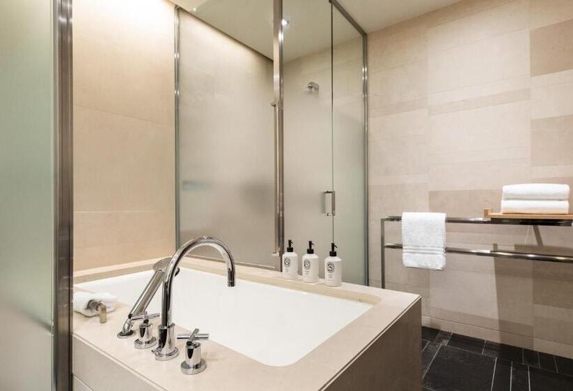 Four Seasons Hotel Tokyo At Marunouchi