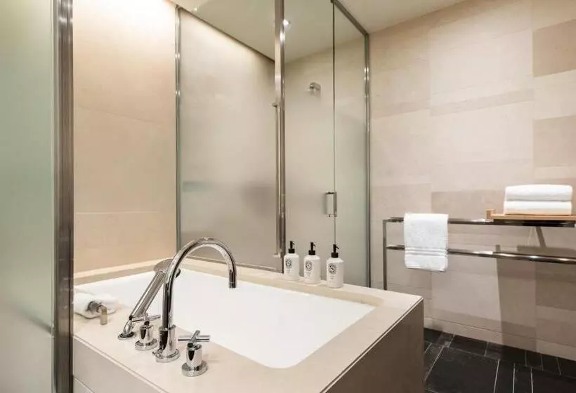 Four Seasons Hotel Tokyo At Marunouchi