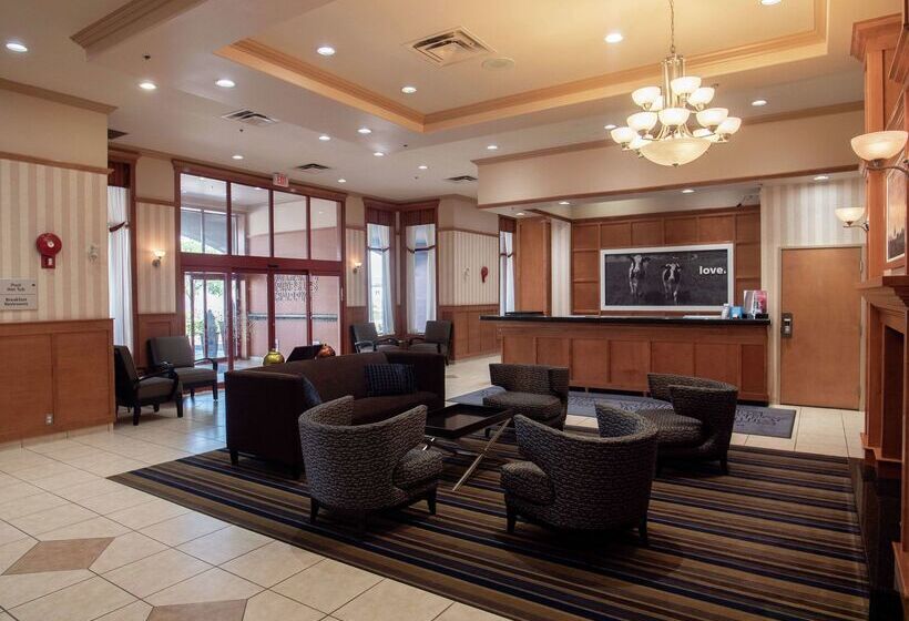 هتل Hampton Inn By Hilton Kamloops
