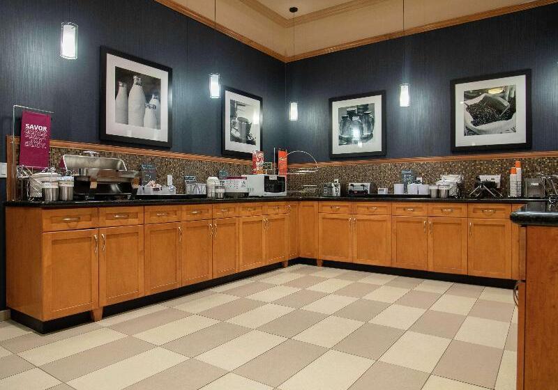 هتل Hampton Inn By Hilton Kamloops