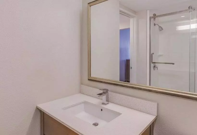 هتل La Quinta By Wyndham Philadelphia Airport